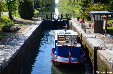 Passage d'un bateau dans une écluse